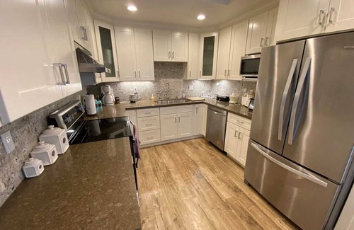 Barbera - Stokes House | Amazing 3B/2B, delightful sun-room/great location!