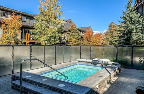 Dead Man's Flats Condo | Amazing 3BR Condo W/Hot Tub Access and Mtn Views!