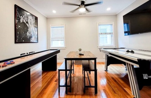 Oak Center House | *AMAZING* 7-Bedroom home with Game room & Hot tub