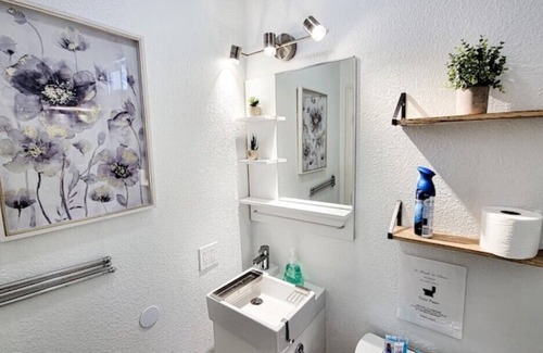 Oak Center House | *AMAZING* 7-Bedroom home with Game room & Hot tub