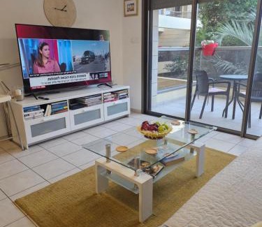 Ra'ananna Apartment | Amazing Apartment in Raanana up to 5 Guests - & Swimming pool - Jacuzzi & Gym