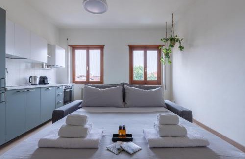 Prato Apartment | Amazing Apt Free Private Parking 18 min by train to Florence