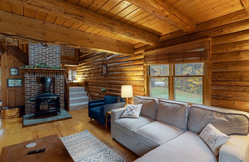 Hartland Cabin | Amazing cabin on 12 acres with AC, jetted tub & woodstove - dog-friendly