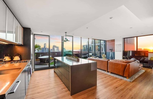Melbourne Central Business District Apartment | Amazing CBD Skyline Views - Perfect NYE Fireworks!