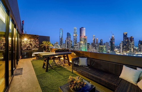Melbourne Central Business District Apartment | Amazing CBD Skyline Views - Perfect NYE Fireworks!