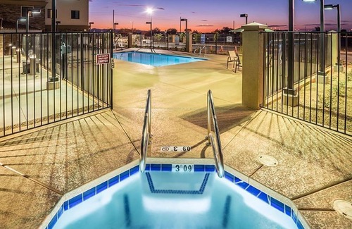 Chandler Condo | Amazing Central Location | Fitness Center + Pool