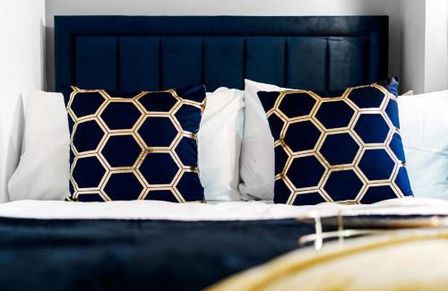 Stirchley Apartment | Amazing Family Apartment, Sleeps 6, Cot, Work desk