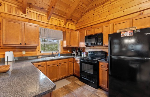 Zoe Cabin | Amazing Grace Cabin at Red River Gorge! Million dollar views! Sleeps 12! Hot tub