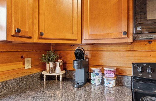 Zoe Cabin | Amazing Grace Cabin at Red River Gorge! Million dollar views! Sleeps 12! Hot tub