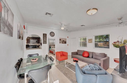 Parkside House | AMAZING HOLLYWOOD RETREAT.4 BEDROOMS 2 BATH PRIVATE POOL HOME.