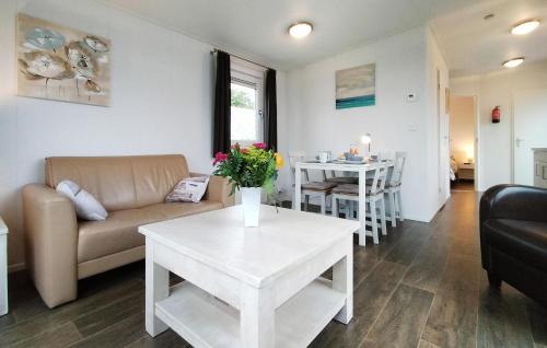 Heinkenszand House | Amazing Home In Heinkenszand With Wifi