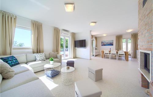 Martinscica House | Amazing Home In Martinscica