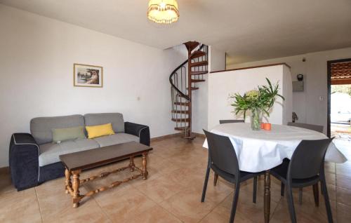 Querciolo House | Amazing Home In Querciolo With House A Mountain View