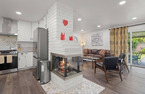 Los Altos House | *Amazing Indoor Fire Place *Cozy Home Long Beach*