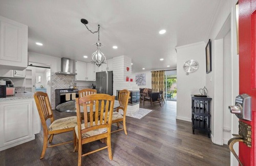 Los Altos House | *Amazing Indoor Fire Place *Cozy Home Long Beach*