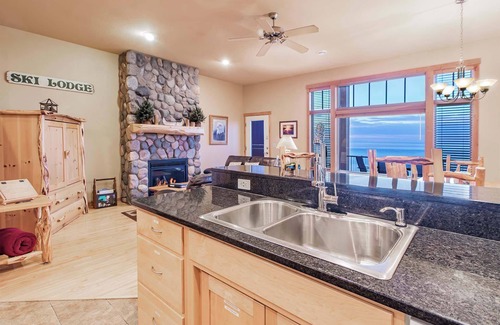 Tofte House | Amazing Lake Superior Views, Lake Access, Bike Trail, Garage, Close to Parks/Hik