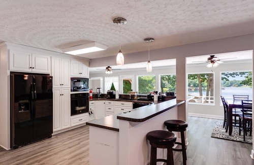 Henrico House | Amazing Lakefront View, Firepit, Flat Yard, Kayak, Dock Swing, Sunsets