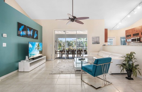Palm River Estates House | / Amazing Location/ 10 mins away from beach and Mercato/New Diamond in Naples