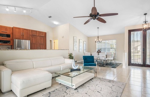 Palm River Estates House | / Amazing Location/ 10 mins away from beach and Mercato/New Diamond in Naples