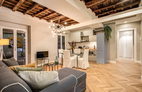 Rione III Colonna Apartment | Amazing Location, One Short Block From The Main Street In Trevi Fountain