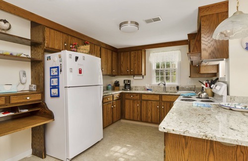 Brewster House | Amazing Location! Short walk to the beach or Brewster's Main Street!