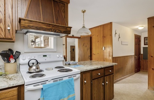 Brewster House | Amazing Location! Short walk to the beach or Brewster's Main Street!