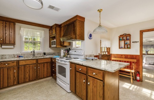 Brewster House | Amazing Location! Short walk to the beach or Brewster's Main Street!