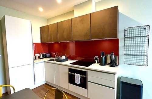 Poole Apartment | Amazing Modern Apartment - Free Secure Parking!