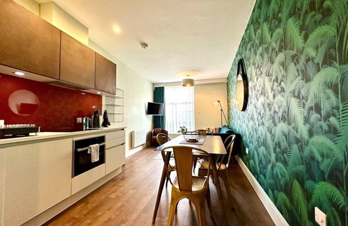 Poole Apartment | Amazing Modern Apartment - Free Secure Parking!