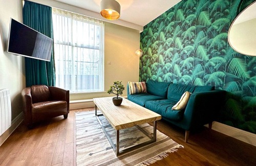 Poole Apartment | Amazing Modern Apartment - Free Secure Parking!