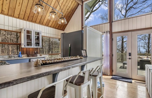 Tate Cabin | Amazing Mountain Scenes, Hot Tub, Pet Friendly
