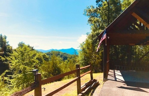 Dandridge Cabin | Amazing Mtn views close to all Smoky Mtn Attractions/Dollywood!