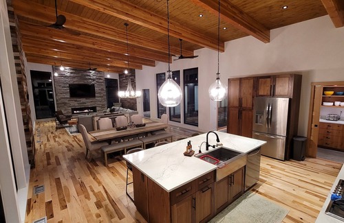 Stevenson House | Amazing New 5 Bed Home next to the Columbia River. Sleeps 10 adults & 6 Kids