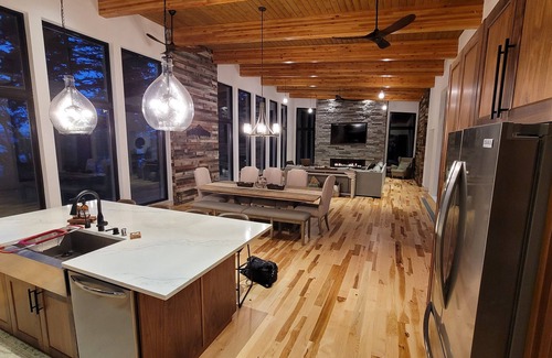 Stevenson House | Amazing New 5 Bed Home next to the Columbia River. Sleeps 10 adults & 6 Kids