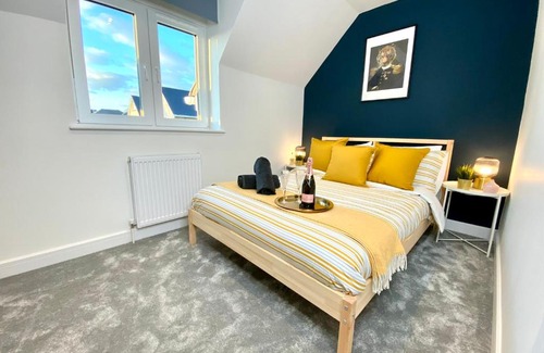 Poole House | Amazing NEW Large 2 bedroom House - 5 Minutes to the nearest Beach! - Great Location - Garden - Parking - Fast WiFi - Smart TV - Newly decorated - sleeps up to 5! Close to Poole & Bournemouth & Sandbanks