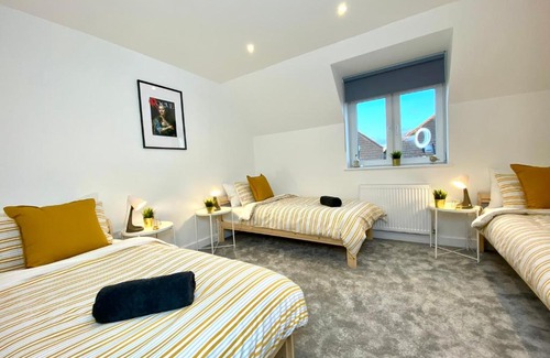 Poole House | Amazing NEW Large 2 bedroom House - 5 Minutes to the nearest Beach! - Great Location - Garden - Parking - Fast WiFi - Smart TV - Newly decorated - sleeps up to 5! Close to Poole & Bournemouth & Sandbanks