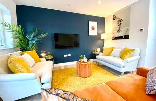 Poole House | Amazing NEW Large 2 bedroom House - 5 Minutes to the nearest Beach! - Great Location - Garden - Parking - Fast WiFi - Smart TV - Newly decorated - sleeps up to 5! Close to Poole & Bournemouth & Sandbanks
