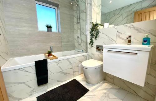 Poole House | Amazing NEW Large 2 bedroom House - 5 Minutes to the nearest Beach! - Great Location - Garden - Parking - Fast WiFi - Smart TV - Newly decorated - sleeps up to 5! Close to Poole & Bournemouth & Sandbanks