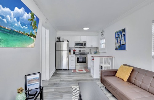 Pineapple Grove Arts District Cottage | AMAZING PRIVATE COSY HOUSE, FENCED YARD, NEW, PETS