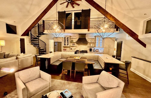 Roscoe House | Amazing Riverfront Home