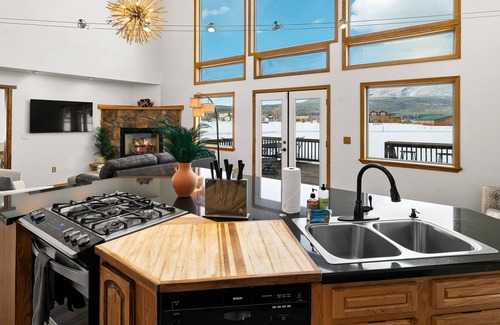 Baderville House | Amazing San Francisco Peak mountain views & Snowbowl minutes away from Suzette Lane