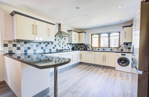 Sheerness House | Amazing Seaside House - Sea Views & Hot Tub - Few minutes walk to sea and beach