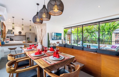 Kerobokan Villa | Amazing Stylish Design, 5-mins drive to Beach, BBQ, Peaceful, Cozy & Fast WIFI.