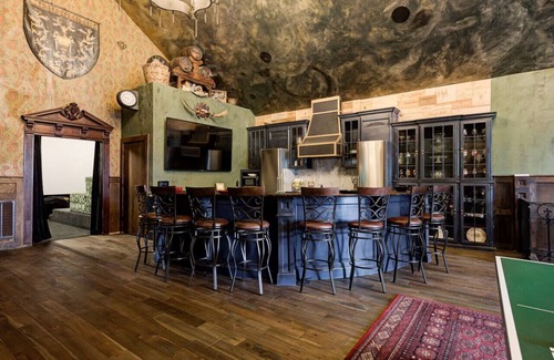 Norman House | Amazing unique castle experience “Scarlet Manor” 5 bedroom/5 bath