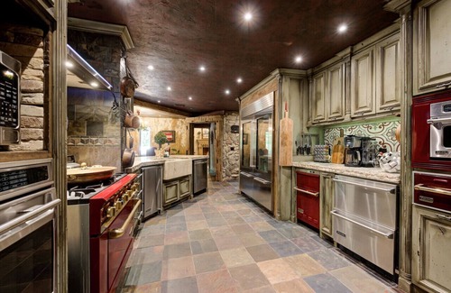 Norman House | Amazing unique castle experience “Scarlet Manor” 5 bedroom/5 bath
