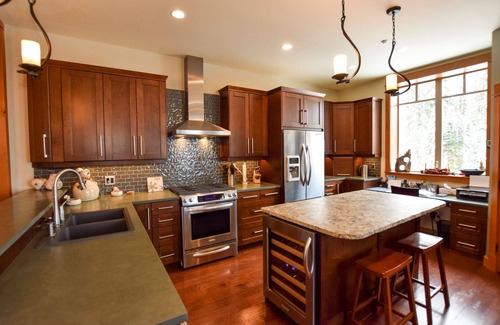 Silver Star Mountain House | Amazing Upgraded Chalet with Everything You Need and It's ALL Yours - No Suite