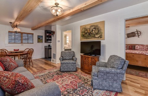 Black Mountain Apartment | Amazing Views, Close to Town, Hot tub, Privacy