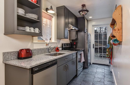 Black Mountain Apartment | Amazing Views, Close to Town, Hot tub, Privacy