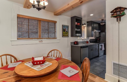 Black Mountain Apartment | Amazing Views, Close to Town, Hot tub, Privacy
