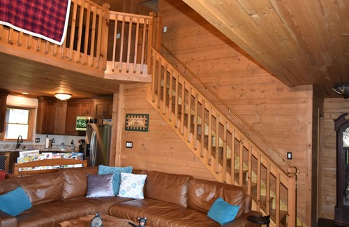 Hiawassee Cabin | Amazing Views! Creekside Cabin, Wrap Around Porch, Close to Town! Dogs Welcome!